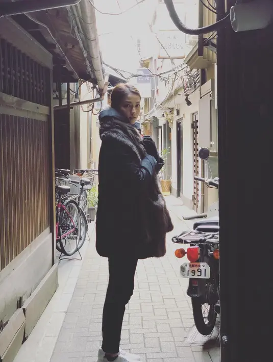 Selanjutnya, bukan berbusana seksi namun Velove juga cantik dengan kostum baju hangatnya saat berada di luar negri. Ia mengenakan baju hangat tebal dengan scarf di lehernya. (Instagram/vaelovexia)