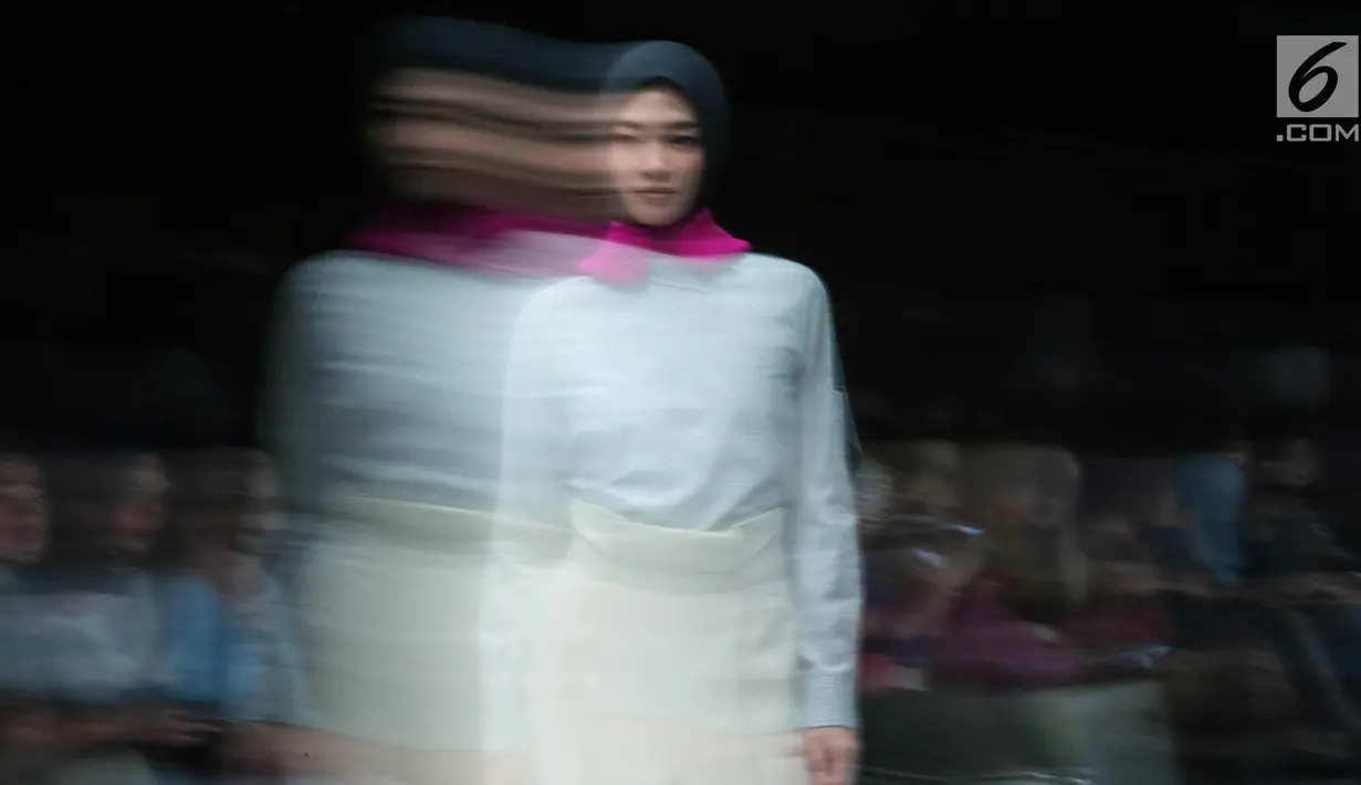 Model berjalan di atas catwalk mengenakan busana rancangan kolaborasi desainer L.tru dan Mice Cartoon di Jakarta Fashion Week 2018 di Senayan City, Jakarta, Selasa (24/10). L.tru dan Mice Cartoon mengangkat tema "Dear Women. (Liputan6.com/Faizal Fanani)