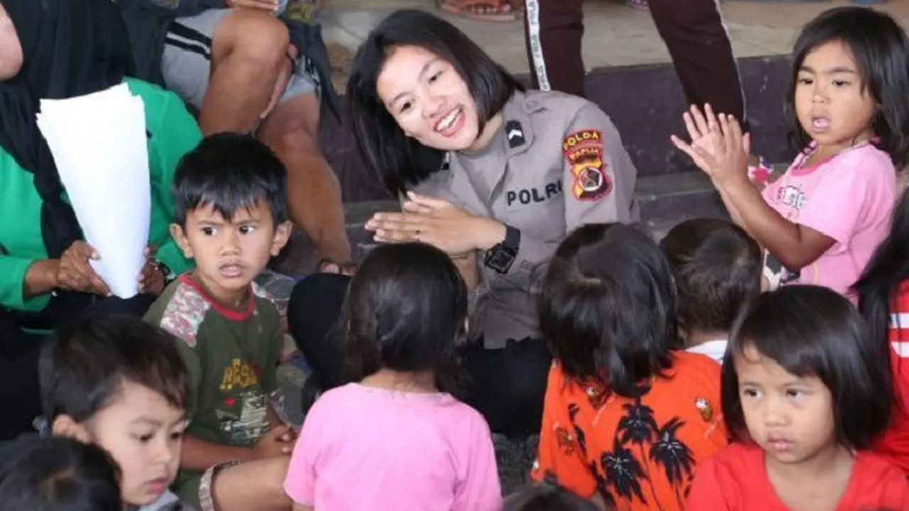 Polwan Cantik di Pengungsian Korban Kerusuhan Wamena
