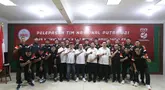 Ketua umum PBVSI, Imam Sudjarwo (tengah) berfoto bersama dengan pengurus PBVSI dan Timnas Voli Putra Indonesia U-21 saat acara pelepasan di Padepokan Voli Jenderal Polisi Kunarto, Sentul, Bogor, Senin (18/8/2025). Tim Merah Putih akan mengikuti Kejuaraan Dunia U-21 di China. (Bola.com/M Iqbal Ichsan)