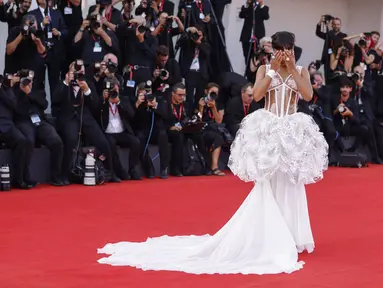 Taylor Russell berpose di hadapan fotografer setibanya di pemutaran perdana film 'Beetlejuice Beetlejuice' dan upacara pembukaan Festival Film Venice ke-81, Rabu (28/8/2024). (Photo by Vianney Le Caer/Invision/AP)