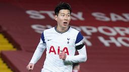 2. Son Heung-Min (12 gol) - Son Heung-min sukses menambah jumlah golnya saat Tottenham menalkukan Leeds United 3-0 di laga terakhir. Pemain asal Korea Selatan ini telah mengumpulan 12 gol hanya selisih sebiji gol dari Mohamed Salah. (AFP/Jon Super/pool)