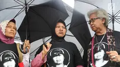 Jaringan Solidaritas Korban untuk Keadilan (JSKK) menggelar aksi Kamisan di depan Istana Merdeka, Jakarta, Kamis (20/12). JSKK menuntut Presiden Joko Widodo segera menyelesaikan berbagai pelanggaran HAM berat di Indonesia. (Liputan6.com/Immanuel Antonius)