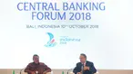 Gubernur BI Perry Warjiyo dan Gubernur Bank Sentral AS (Federal Reserve) Wilayah New York John C. Williams menjawab pertanyaan peserta dalam sesi Central Banking Forum 2018 pada IMF-WB Group 2018 di Bali, Rabu (10/10). (Liputan6.com/Angga Yuniar)