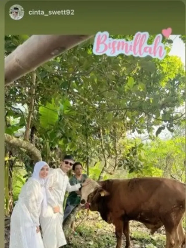 Potret Angga Wijaya Rayakan Idul Adha Perdana dengan Istri Baru, Curi Perhatian