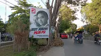 Baliho Ketua Umum Partai Solidaritas Indonesia (PSI) Kaesang Pangarep dengan sang ayah di depan Hotel Damhil, Kota Gorontalo (Arfandi Ibrahim/Liputan6.com)
