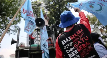 Gubernur DKI Jakarta Basuki Tjahaja Purnama atau Ahok mempersilakan buruh berunjuk rasa di depan Balai Kota Jakarta. Ahok bahkan meminta untuk diputarkan lagu dangdut yang paling enak.