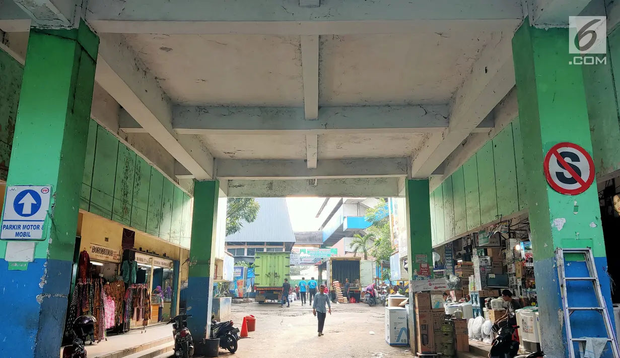 Suasana pasar tradisional Pasar Mingu di Jakarta, Rabu (17/7). Rencana revitalisasi 21 pasar tradisional di Ibu Kota terancam molor karena status lahan pasar masih dalam proses perubahan sertifikasi. (Liputan6.com/Immanuel Antonius)