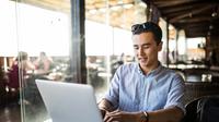 Ilustrasi seorang pria bekerja dengan laptop di cafe. (Shutterstock/F8 studio)