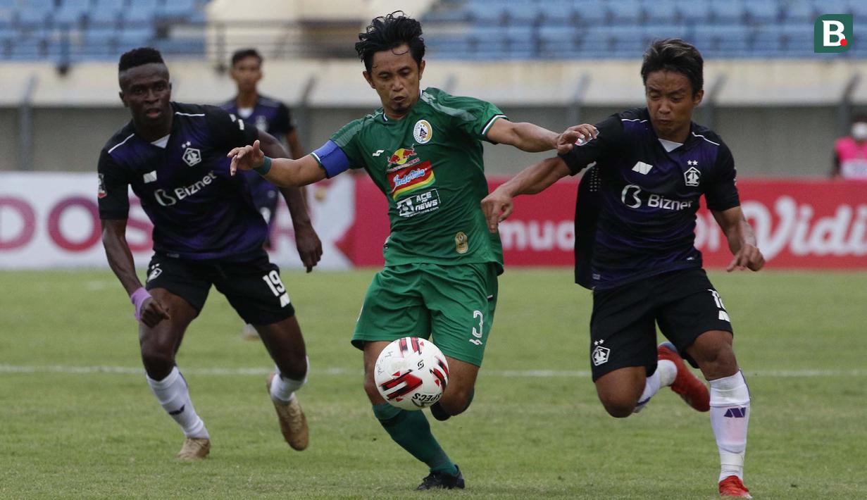 Bek PS Sleman, Mohammad Bagus Nirwanto dijaga sejumlah pemain Persik Kediri dalam laga matchday ke-3 Grup C Piala Menpora 2021 di Stadion Si Jalak Harupat, Bandung, Kamis (1/4/2021). PS Sleman menang 1-0 atas Persik. (Bola.com/Ikhwan Yanuar)