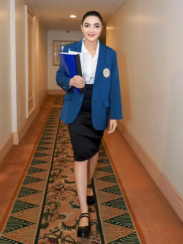 6 Gaya Outfit Ashanty saat Sidang Disertasi S3 di UNAIR, Formal nan Elegan