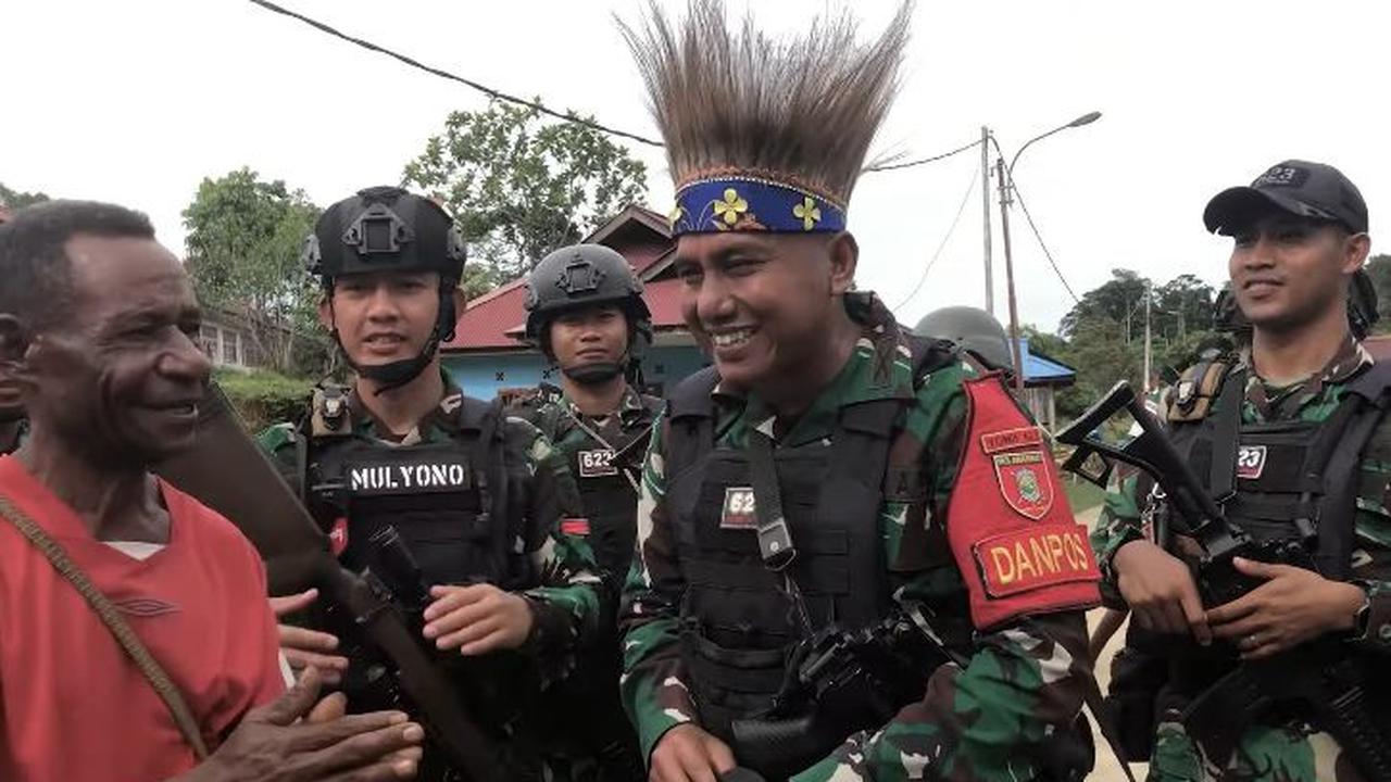 Sebagai ucapan terima kasih, terlihat masyarakat setempat memberikan topi aksesoris sebagai cenderamata atau kenang-kenangan. <br>
