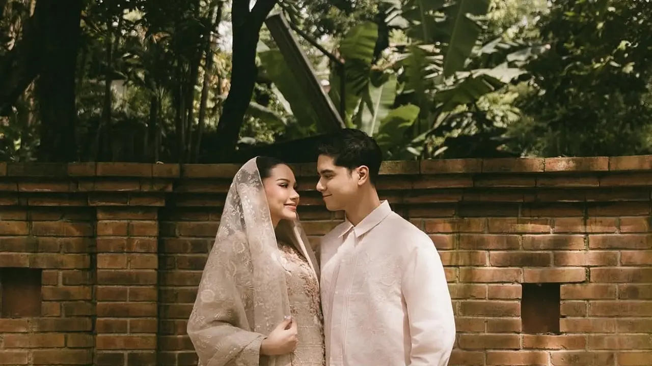 Aura Keibuan Alyssa Daguise Makin Terpancar dalam Busana Sapto Djojokartiko di Tasyakuran 7 Bulanan