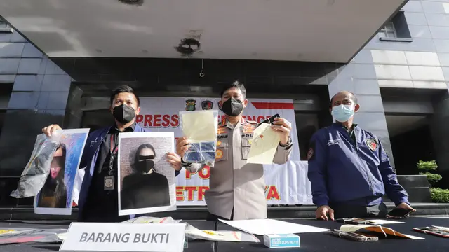 Polisi menggelar jumpa pers soal kasus prostitusi artis yang melibatkan Cassandra Angelie (Kapanlagi.com/Akrom Sukarya)