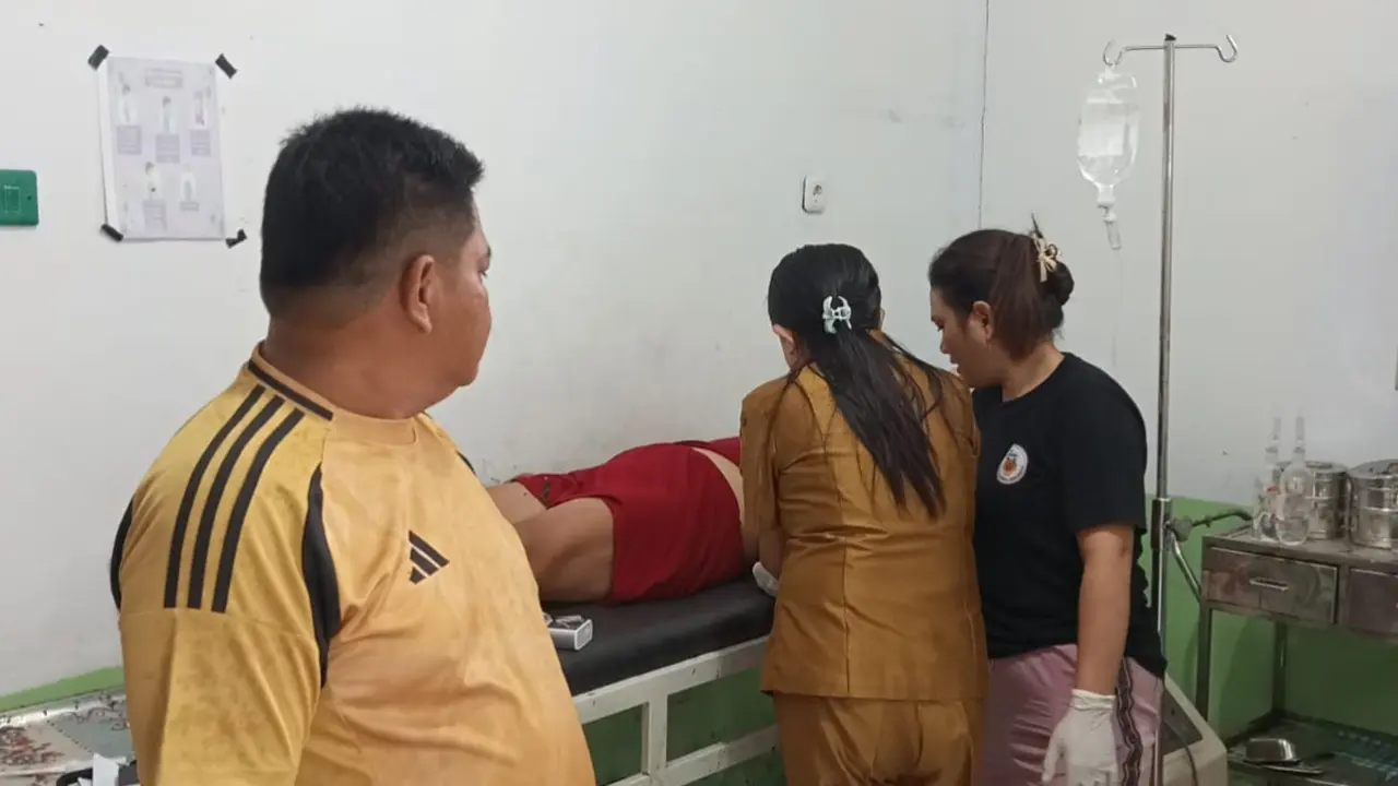 Korban gempa tidak sadarkan diri. (Liputan6.com/Yoseph Ikanubun)