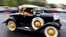 Ford Model A Roadster buatan tahun 1931 terlihat "ngebut" di di area pameran mobil antik ke-3 di Bucharest, Rumania (12/4/2014) (REUTERS/Radu Sigheti)
