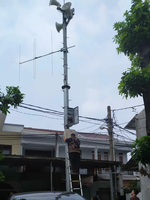 Petugas dari Pemprov DKI berada di lokasi speaker peringatan banjir di salah satu lokasi langganan banjir. (Dok BPBD DKI)