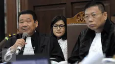 Jessica Kumala Wongso tampil beda saat mengikuti persidangan ke 25 di PN Jakpus, Senin (26/9). Jessica mengenakan kacamata saat sidang menghadirkan ahli hukum pidana dari Universitas Islam Indonesia, Mudzakkir. (Liputan6.com/Helmi Afandi)