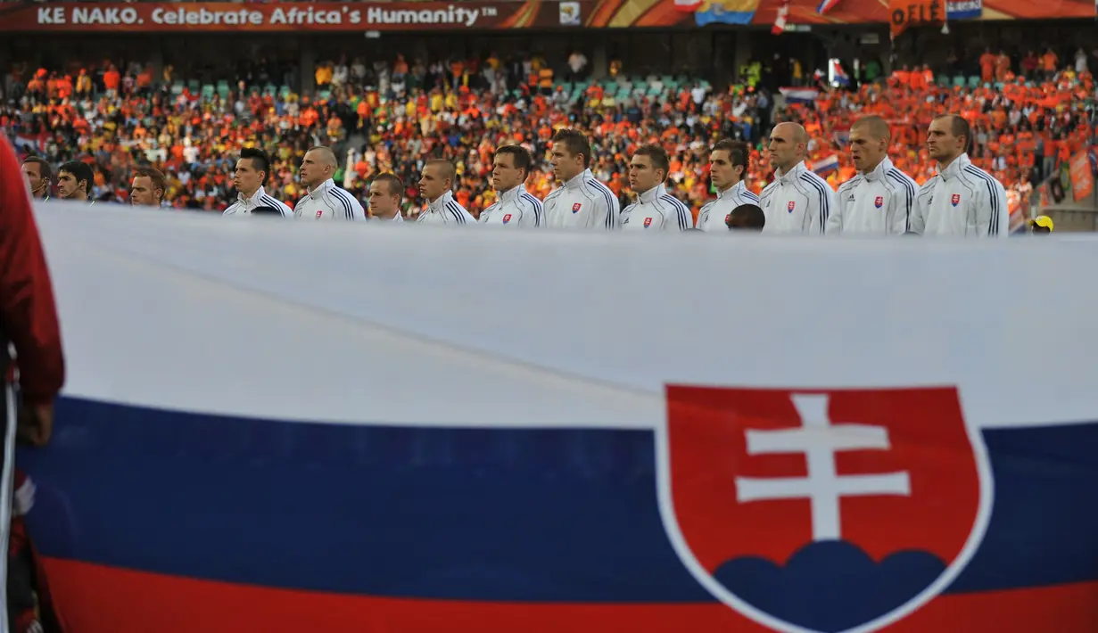 Sejak digelarnya edisi pertama Piala Dunia 1930 hingga yang terakhir pada 2018, Konfederasi Eropa (UEFA) selalu mendapat jatah lebih banyak dalam meloloskan wakilnya ke ajang pesta sepak bola dunia empat tahunan tersebut. Tercatat beberapa negara kuat Eropa telah menjadi langganan lolos ke putaran final Piala Dunia lebih dari satu kali. Namun begitu tetap saja masih lebih banyak wakil-wakil Eropa yang sampai saat ini masih belum mampu lolos satu kali pun. Lima negara berikut lebih beruntung karena telah satu kali lolos ke putaran final Piala Dunia. (AFP/Joe Klamar)