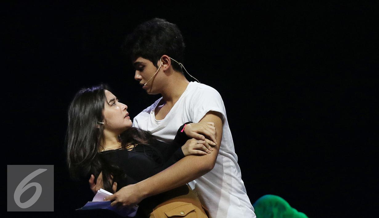 Aktris Prilly Latuconsina dan Aktor Aliando Syarief berlatih serius saat latihan drama musikal di Istora Senayan, Jakarta, Senin (22/8). Prilly dan Aliando akan tampil di HUT SCTV ke-26 pada Rabu (24/8). (Liputan6.com/Herman Zakharia)