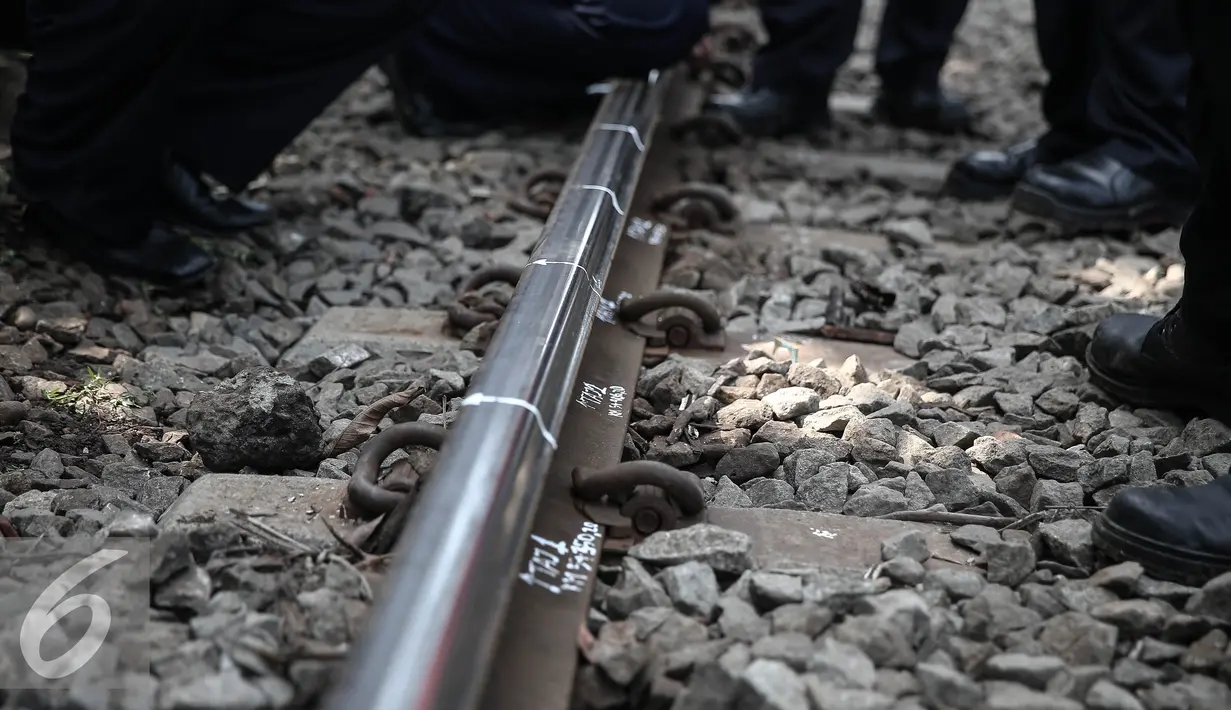 Petugas menandai rel yang rusak pasca (KRL) Commuter Line Bogor-Tanah Abang  anjlok di jalur Manggarai arah Sudirman, Jakarta, (18/5). Akibatnya kejadian tersebut terjadi gangguan perjalanan di lintas Manggarai-Tanah Abang. (Liputan6.com/Faizal Fanani)