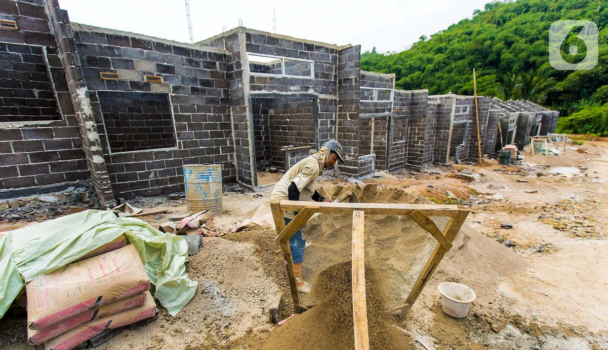 Pekerja menyelesaikan proyek pembangunan perumahan subsidi BTN di Kawasan Bogor, Jawa Barat, Jumat (18/2/2022). PT Bank Tabungan Negara (Persero) Tbk (BTN) memacu penyaluran Kredit Pembiayaan Rumah Sejahtera Fasilitas Likuiditas Pembiayaan Perumahan (KPR Sejahtera FLPP). (Liputan6.com/Angga Yuniar)
