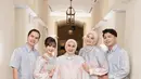 Tissa Biani rayakan Hari Ibu dengan foto keluarga bersama sang ibu dalam balutan busana muslim. Tissa, sang kakak Alita, dan sang ibu kompak dalam balutan busana muslim floral bernuansa baby pink [@tissabiani]