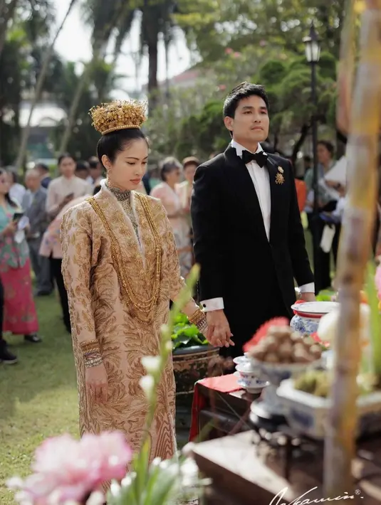 Terdapat 3 bros berlian sebagai pengganti kancing. Dan mahkota bunga (Hua Kuan) yang dibuat ulang oleh perajin kuno di provinsi Ranong. [@niyadarweddinganswer]