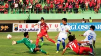 Laga di final leg kedua Piala Polda Jateng antara Persis Solo (merah) melawan PSIS di Stadion Manahan, Solo, diwarnai kericuhan suporter. (Bola.com/Vincentius Sawarno)
