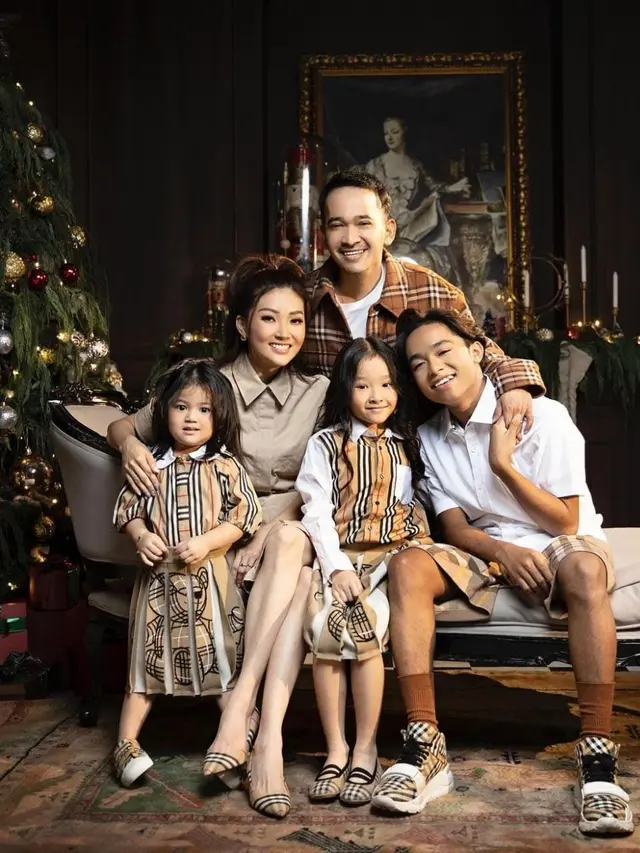 Potret Ruben Onsu dan Keluarga Jalani Pemotretan, Netizen Salfok dengan Thalia yang Disebut Bak Boneka