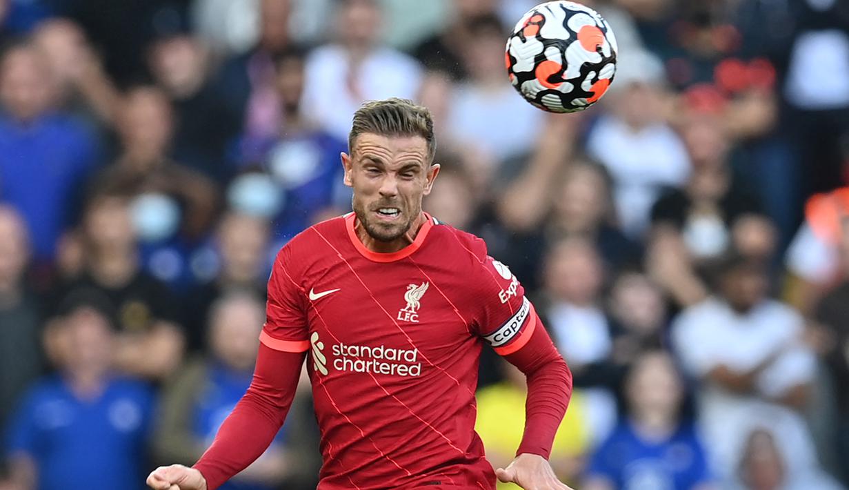 Jordan Henderson. Gelandang berusia 31 tahun yang kini memasuki musim ke-11 bersama Liverpool ini telah tampil dalam 371 laga di Premier League dengan mencetak 32 gol dan 51 assist bersama 4 klub. Debutnya terjadi saat timnya, Sunderland kalah 0-5 dari Chelsea, 1 November 2008. (AFP/Paul Ellis)