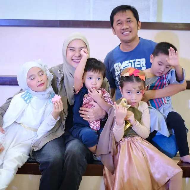 Zaskia Adya Mecca bersama suami dan anak-anak. (Foto: Dok. Instagram @zaskiadyamecca)
