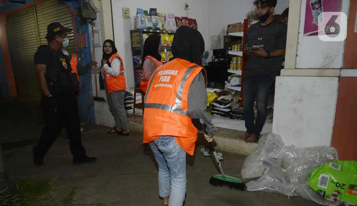 Pelanggar Operasi Yustisi mencegah penularan Covid-19 dihukum di Ruko Granada, BSD, Tangerang Selatan, Banten, Rabu (23/9/2020). Sebagai efek jera, warga yang tidak mengenakan masker diberi sanksi sosial berupa membersihkan toilet, menyapu, push up, dan denda Rp 50 ribu. (merdeka.com/Dwi Narwoko)