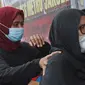 Mantan artis cilik, Ratna Fairuz Albar atau Iyut Bing Slamet dihadirkan dalam kasus dugaan penyalahgunaan narkoba di Mapolres Jakarta Selatan, Sabtu (5/12/2020). Polisi menangkap Iyut Bing Slamet pada Kamis, 3 Desember 2020 malam di rumahnya di kawasan Johar. (Liputan6.com/Herman Zakharia)