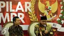 Ketua MPR Zulkifli Hasan (kanan) mengimbau dan mengajak kepada masyarakat dalam menjalankan aksi 4 November harus tetap mengedepankan rasa persatuan dan kesatuan bangsa, Jakarta, Kamis (3/11). (Liputan6.com/Johan Tallo)