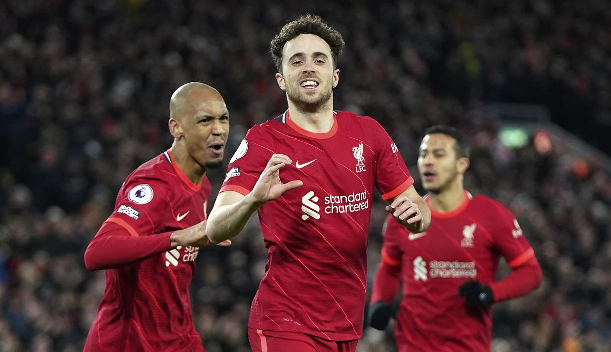 Diogo Jota (tengah) menjadi pahlawan kemenangan Liverpool atas tamunya, Leicester City pada laga pekan ke-23 Liga Inggris 2021/2022, Jumat (11/2/2022) dini hari WIB. Hasil tersebut membuat The Reds semakin memperkecil selisih poin mereka dengan sang pemuncak klasemen, Manchester City. (AP/Jon Super)