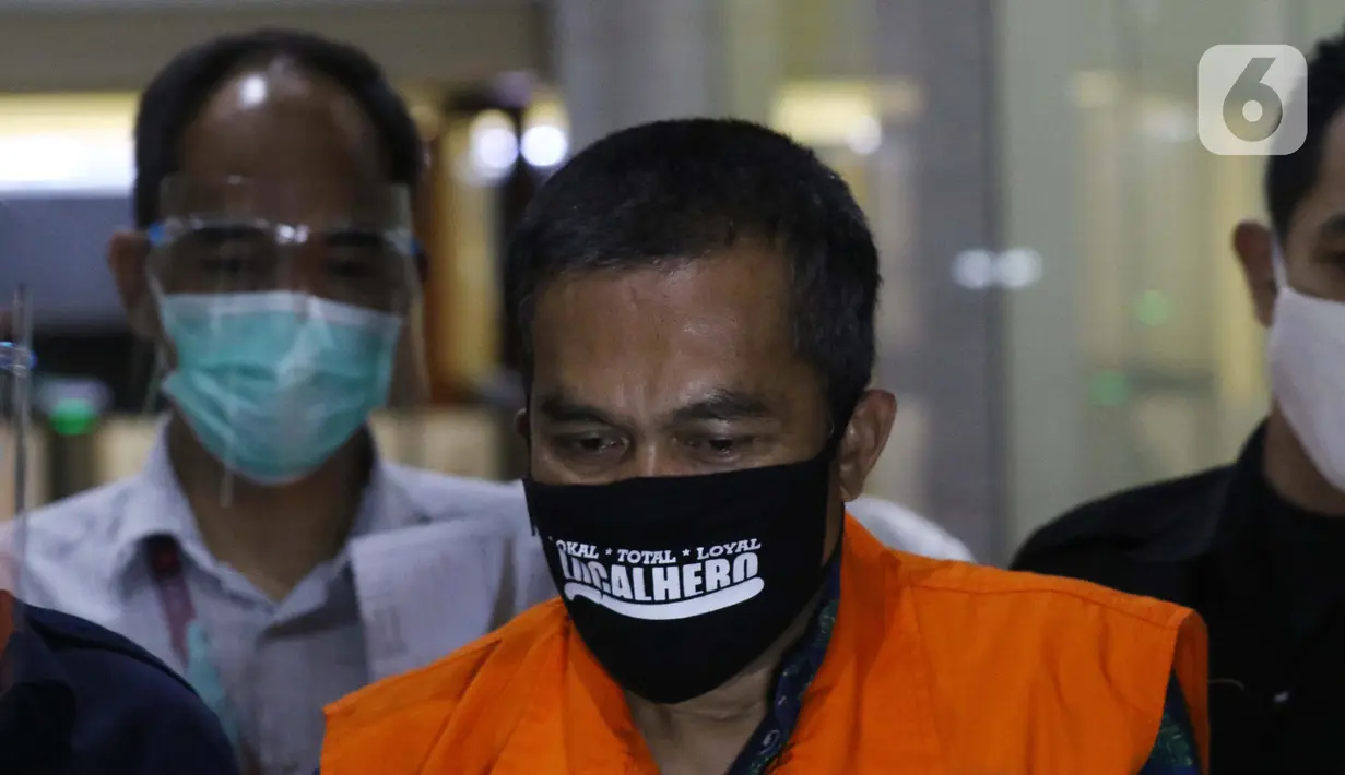 Kepala Bidang Pengadaan dan Pengembangan BKD Kabupaten Subang (2012 -2016), Heri Tantan Sumaryana digiring petugas usai menjalani pemeriksaan, di Gedung KPK Merah Putih, Jakarta, Kamis (10/9/2020). KPK menahan Heri Tantan Sumaryana terkait kasus dugaan gratifikasi. (Liputan6.comHelmi Fithriansyah)
