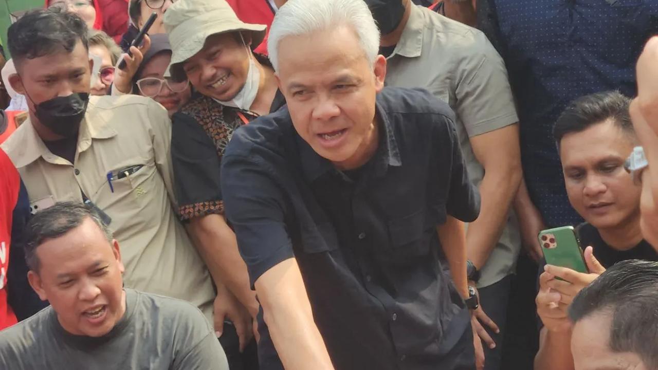 "Catat satu-satu, kerjakan baik-baik, dengan menjaga kesopanan dan Insya Allah kita akan bergerak bersama rakyat," kata Ganjar.<br><br>