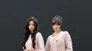 Anggota girlgroup IVE, Rei, tampil dalam palet pastel yang lembut dengan tekstur halus dan bordir bunga yang menonjolkan sisi manisnya. Look ini mencerminkan semangat “Fireflies”,  cahaya kecil yang lembut namun memesona. [Dok/Valentino].