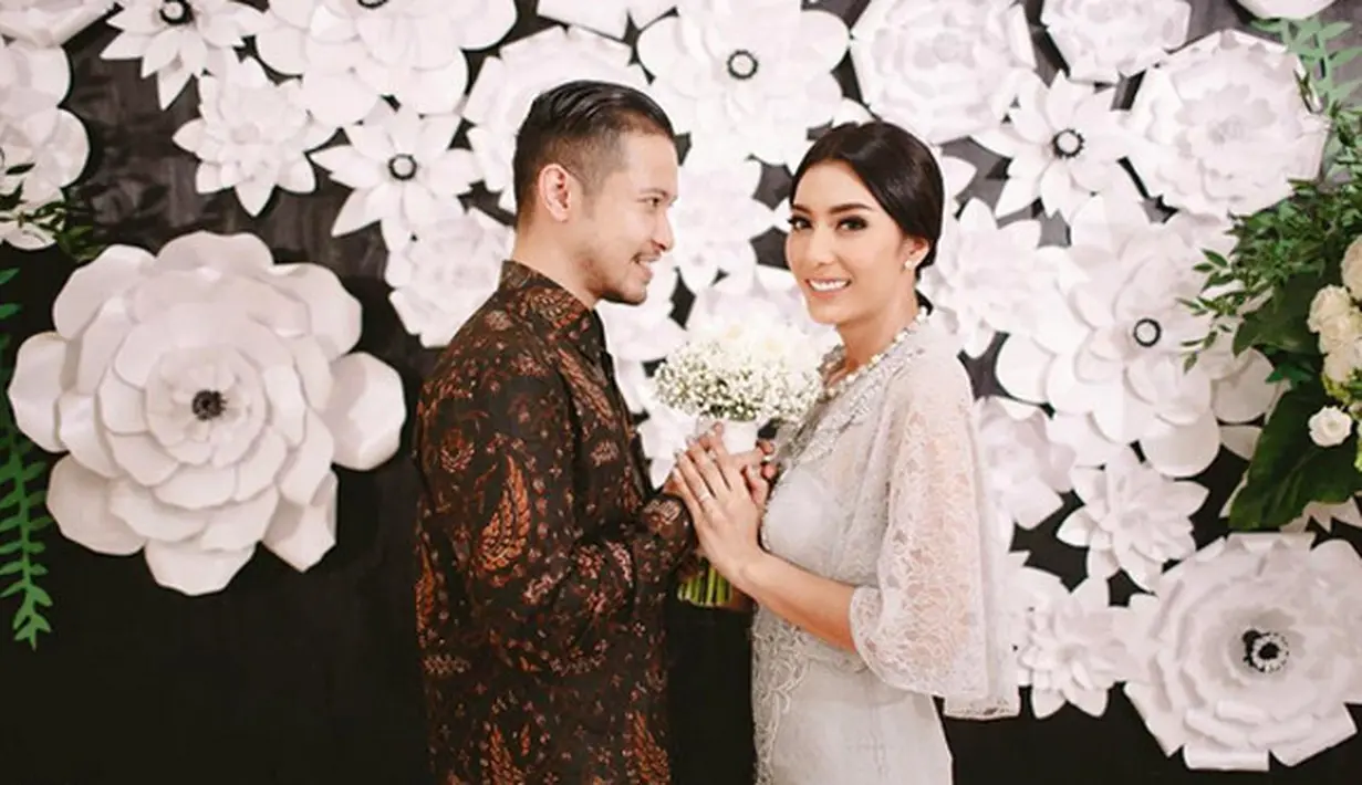 Senyum ceria dan bahagia, begitulah beberapa foto yang diunggah Tyas Mirasih usai dilamar oleh kekasihnya, Raiden Soedjono. Raiden resmi melamarnya pada Minggu (19/3). (Instagram/tyasmirasih)