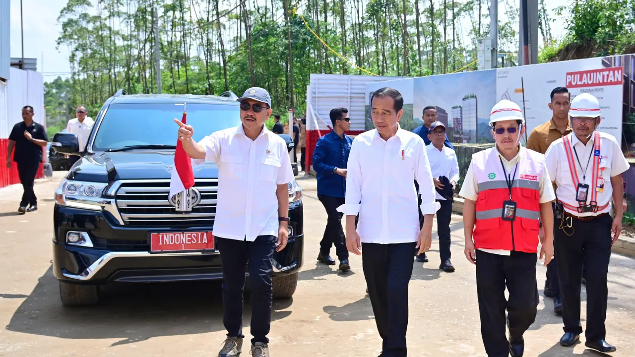 Presiden Joko Widodo atau Jokowi meninjau progres pembangunan Hotel Nusantara di Ibu Kota Nusantara (IKN), Kabupaten Penajam Paser Utara, Provinsi Kalimantan Timur, pada Rabu (20/12/2023).