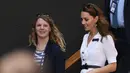 Kate Middleton tiba untuk menyaksikan petenis Inggris, Harriet Dart melawan petenis AS, Christina McHale pada turnamen tenis Wimbledon 2019, London (2/7/2019). Kate Middleton bergaun gaun putih dari Suzannah dan tas tangan Alexander McQueen dan kacamata hitam Ray-Ban. (AFP Photo/Glyn Kirk)