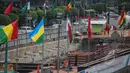 Deretan bendera negara peserta Konferensi Asia Afrika ke-60 terpasang di dinding proyek MRT kawasan Bundaran HI, Jakarta, Selasa (14/4/2015). Persiapan ini dilakukan di sepanjang jalur yang dilalui peserta negara KAA ke-60.  (Liputan6.com/Faizal Fanani)