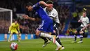Gelandang Chelsea, Pedro (kiri) berusaha membawa bola melewati bek Tottenham, Kyle Walker pada lanjutan liga Inggris  di Stamford Bridge, London, (3/5). Chelsea bermain imbang dengan Tottenham dengan skor 2-2. (Reuters/Dylan Martinez)