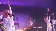 Vokalis Grup band Clean Bandit , Grace Chatto (kiri) tampil dalam konser yang bertajuk "Clean Bandit Live in Jakarta" di Jakarta, (8/12). Mereka membawakan dua belas lagu diantaranya Real Love, Stronger dan Rather Be. (Liputan6.com/Faizal Fanani)