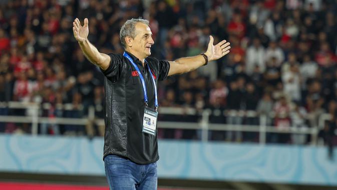 Pelatih Persis Solo Milomir Seslija memberikan instruksi di pinggir lapangan BRI Super League