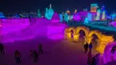 Pengunjung melihat keindahan warna-warni yang terbuat dari es saat Festival Es dan Salju di Harbin, Tiongkok, Rabu (4/1). Event tahunan tersebut merupakan salah salah satu festival yang cukup dinanti oleh wisatawan.( AFP PHOTO / Nicolas ASFOURI)