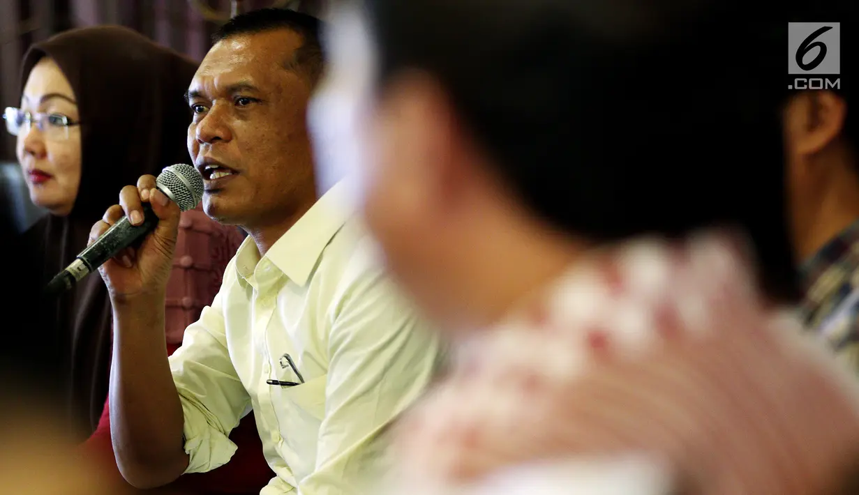 Ketua Panitia Rapat Umum Relawan Jokowi, Victor Sirait memaparkan persiapan Rapat Umum Relawan Jokowi di kawasan Kemang, Jakarta, Kamis (2/8). Victor mengatakan bahwa persiapan rapat umum sudah mencapai 90 persen. (Liputan6.com/Johan Tallo)