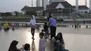 Suasana Waduk Mookervart saat sore hari di Kalideres, Jakarta Barat, Minggu (9/5/2021). Waduk Mookervart tersebut dimanfaatkan oleh warga sekitar untuk ngabuburit atau menunggu waktu berbuka puasa tiba. (Liputan6.com/Angga Yuniar)