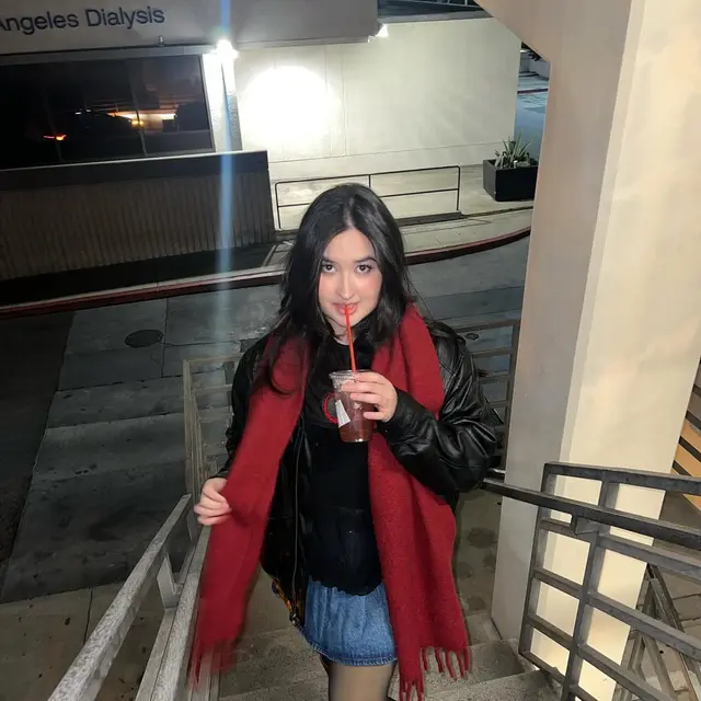 6 Inspirasi Outfit Stephanie Poetri Pakai Rok, Kasual hingga Edgy